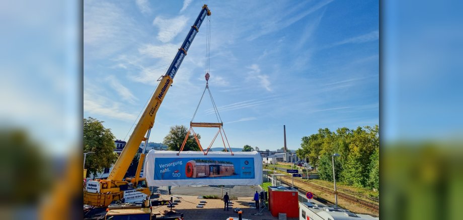 Anlieferung des teo-Marktes mit Schwerlastkran