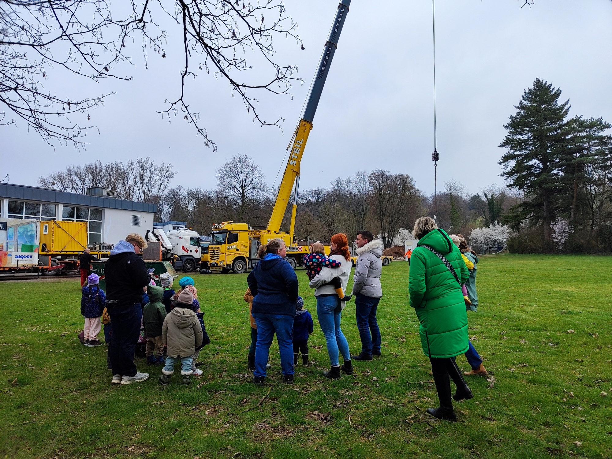 Anlieferung der Container in der Kita Kleestadt unter den wachsamen Augen der Kita-Kinder