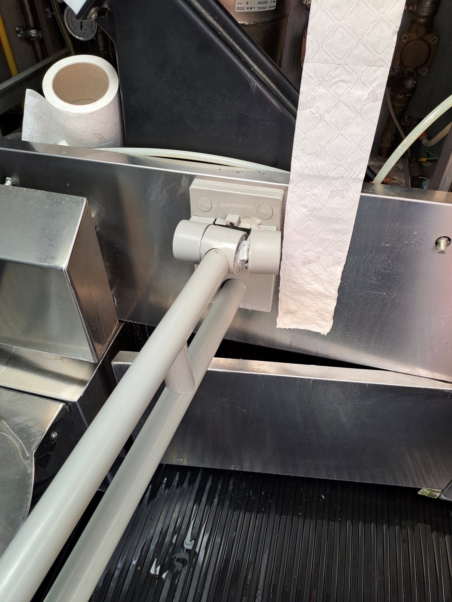 Halterung an Toilette herausgetreten