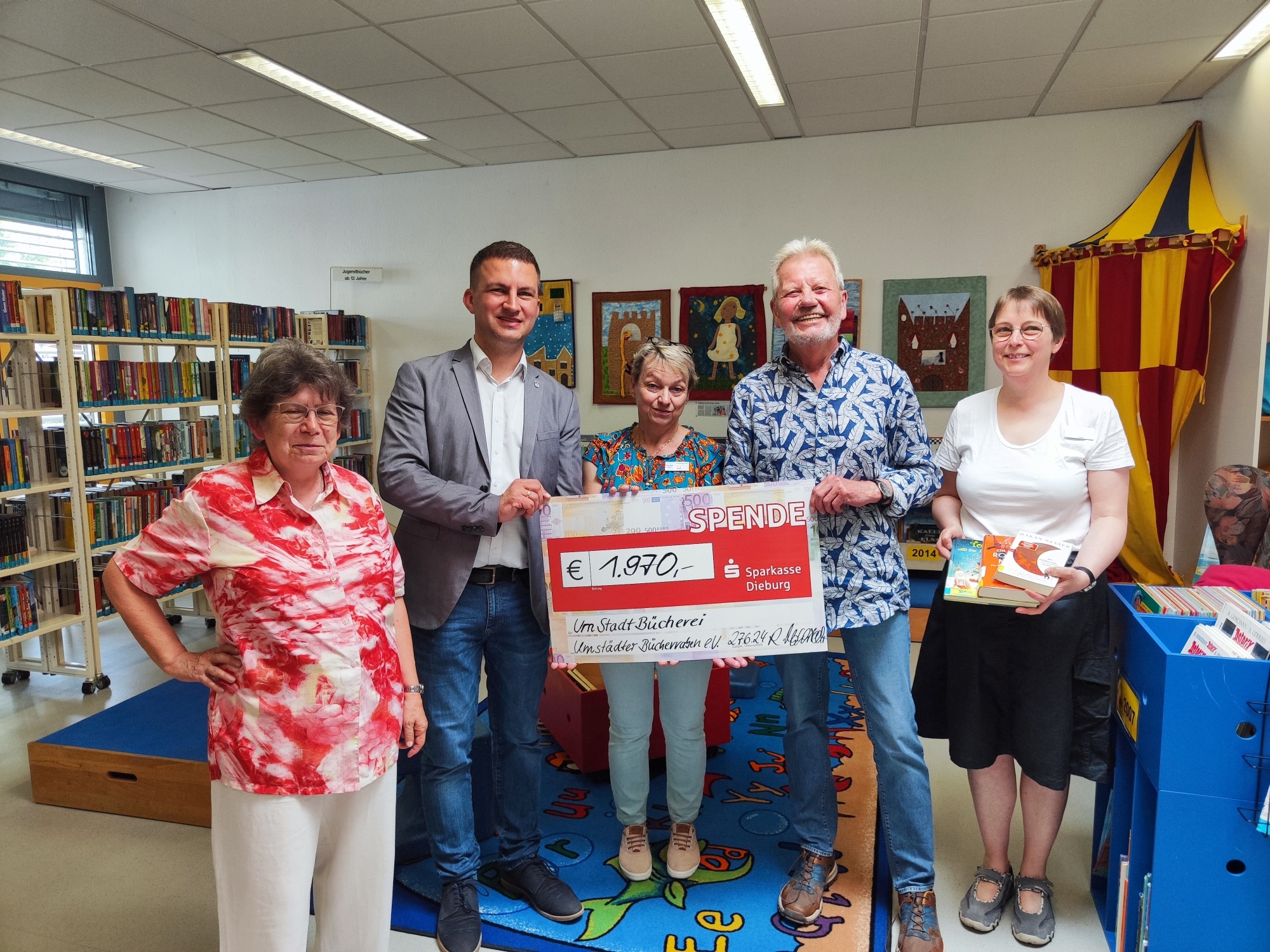 v. l. n. r.: Irmtraut Zetzsche (Bücherraben), Bürgermeister René Kirch, Sabine Kühn (UmStadtBücherei), Hans Mahlstedt (Bücherraben) und Silke Görges (UmStadtBücherei) 