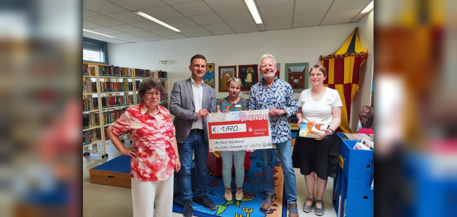 v. l. n. r.: Irmtraut Zetzsche (Bücherraben), Bürgermeister René Kirch, Sabine Kühn (UmStadtBücherei), Hans Mahlstedt (Bücherraben) und Silke Görges (UmStadtBücherei) 