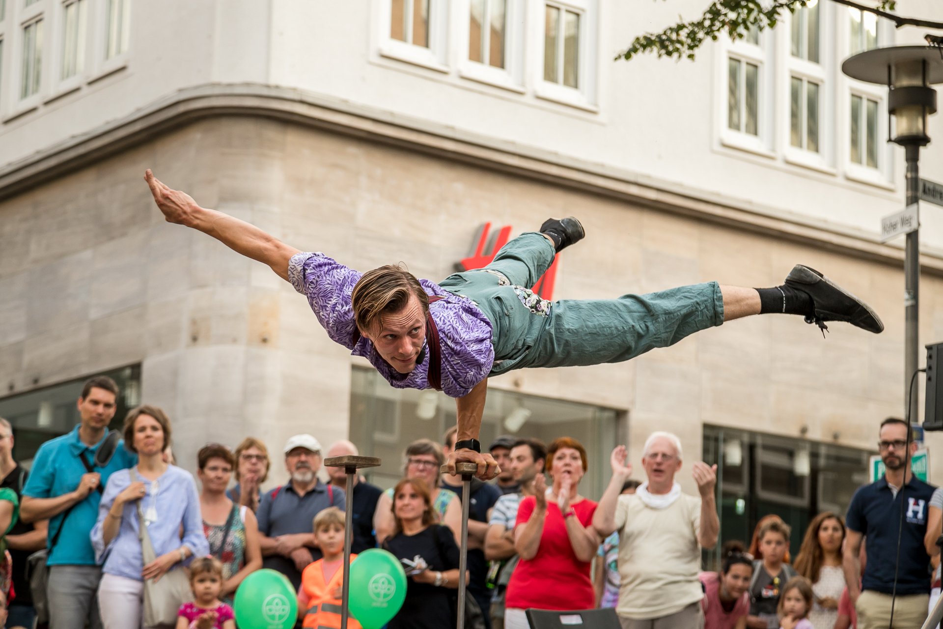 Einarmiger Handstand bei Straßentheater