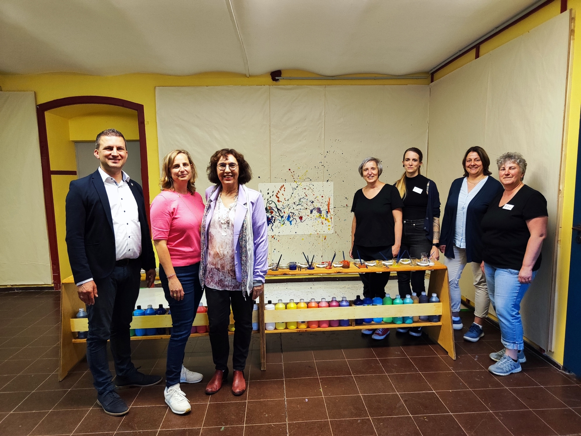 v. l. n. r. Bürgermeister René Kirch, Sonja Heid-von Kymmel und Inge Köttner, Abteilung Soziales und Familie, Miloslava Schwebel, Erzieherin, Christina Buse, Kita-Leitung, Anne-Katrin Schäfer-Seeger, Ladadi Bereich Familienzentren und Frühe Hilfen und Roswitha Kurz-Gleixner, Erzieherin