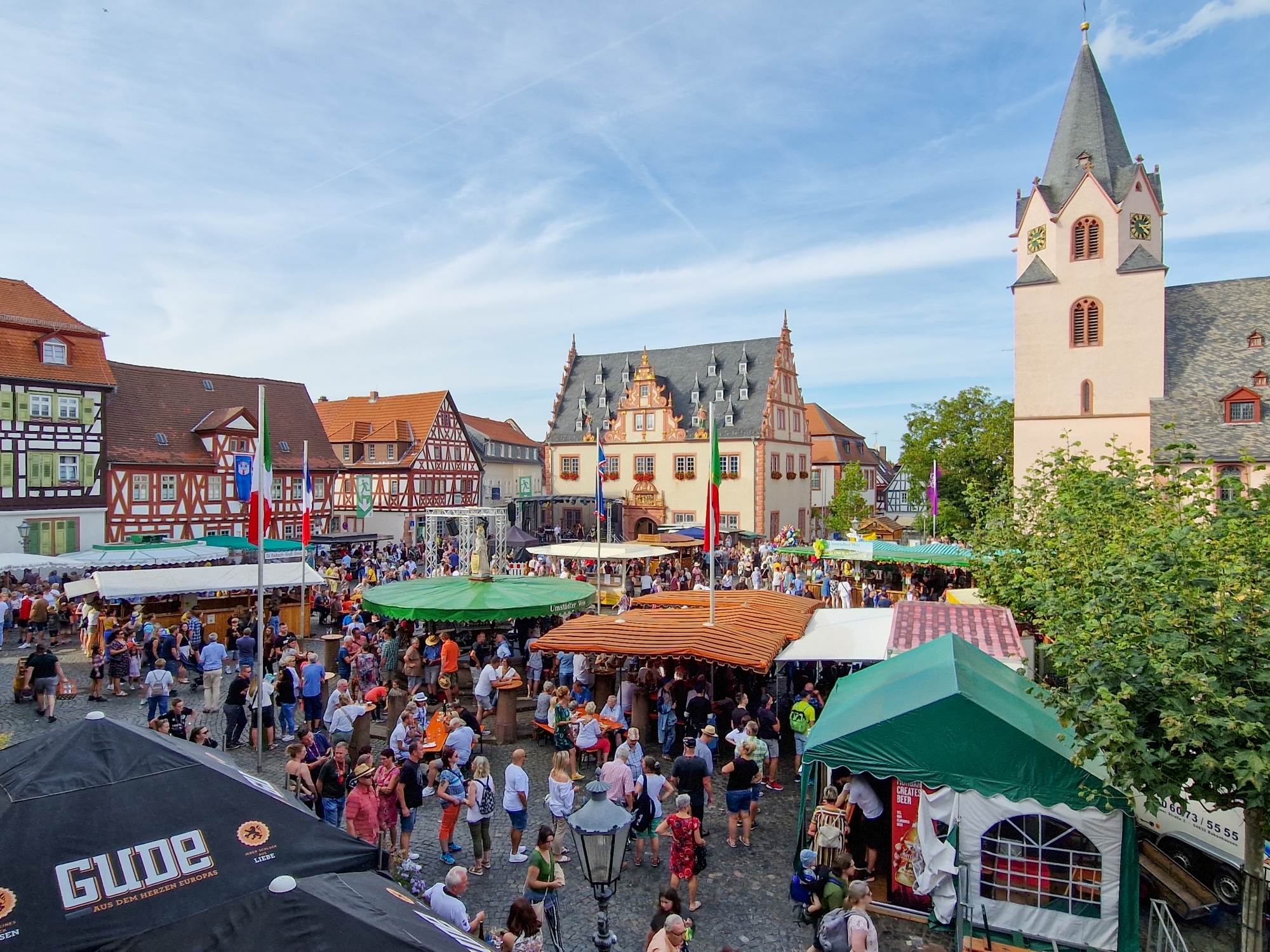 Sicht auf den Marktplatz während des Winzerfestes