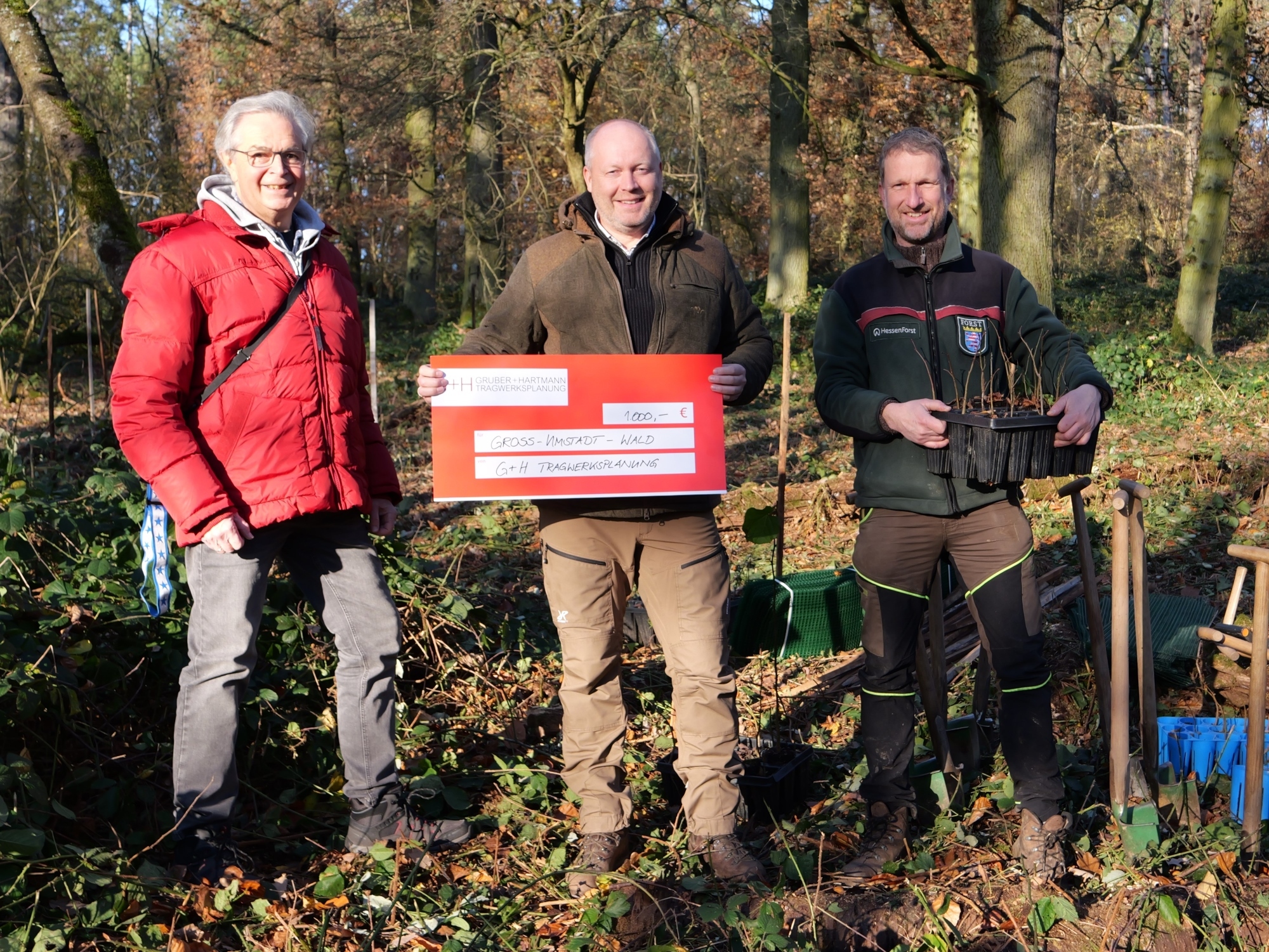 v. l. n. r.: Magistrat Dr. Gerhard Brunst, Markus Hartmann von Gruber und Hartmann Tragwerksplanung, Förster Jörg Kaffenberger