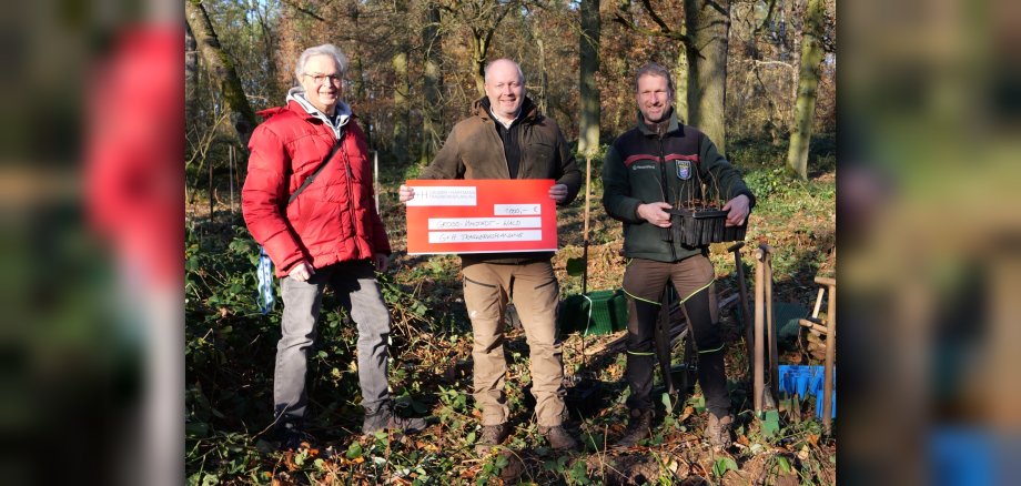 v. l. n. r.: Magistrat Dr. Gerhard Brunst, Markus Hartmann von Gruber und Hartmann Tragwerksplanung, Förster Jörg Kaffenberger