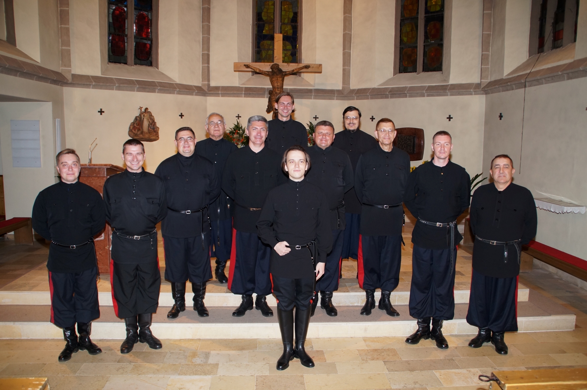 Chor mit 11 Sängern und Dirigent