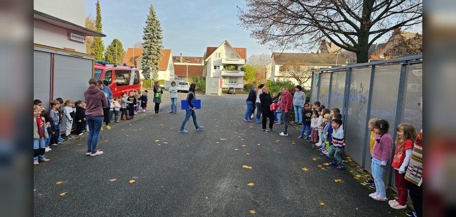 Kinder des KIZ-Pestalozzischule bei der Brandschutzübung