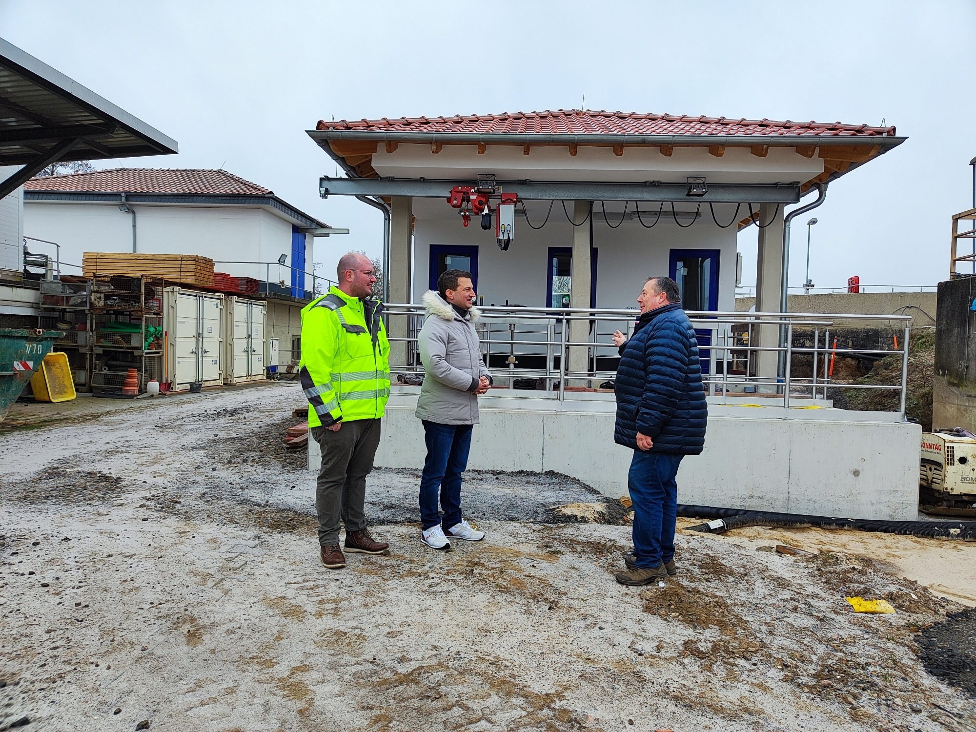 Bürgermeister Kirch, Wassermeister Mattheß und Abteilungsleiter Müller vor neuem Zwischenpumpwerk