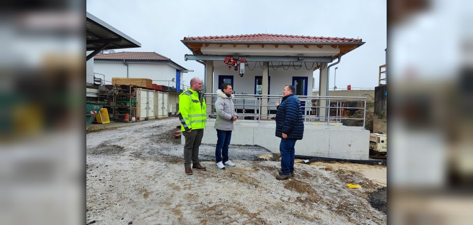 Bürgermeister Kirch, Wassermeister Mattheß und Abteilungsleiter Müller vor neuem Zwischenpumpwerk