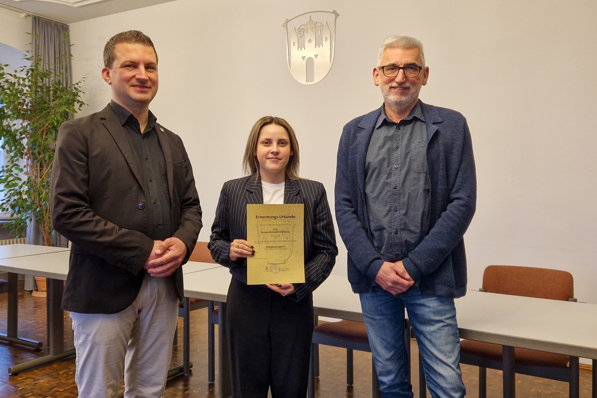 von links nach rechts: Bürgermeister René Kirch, Standesbeamte Barbara Gomes, Standesbeamter Ottmar Schimpf