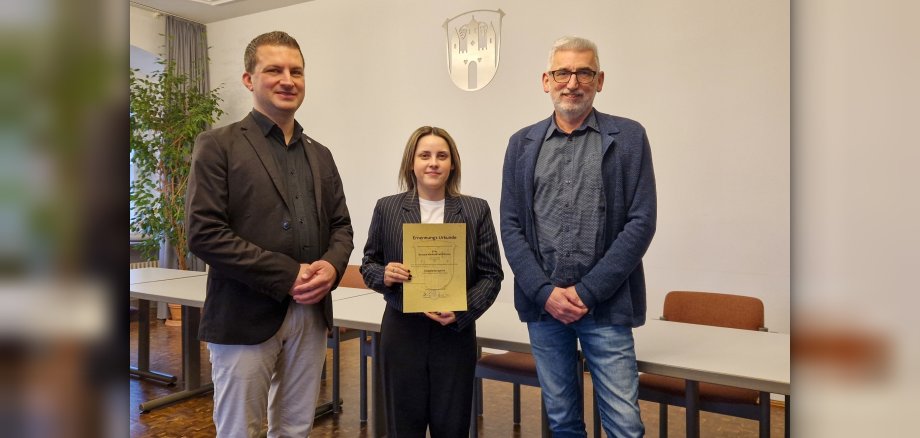 von links nach rechts: Bürgermeister René Kirch, Standesbeamte Barbara Gomes, Standesbeamter Ottmar Schimpf