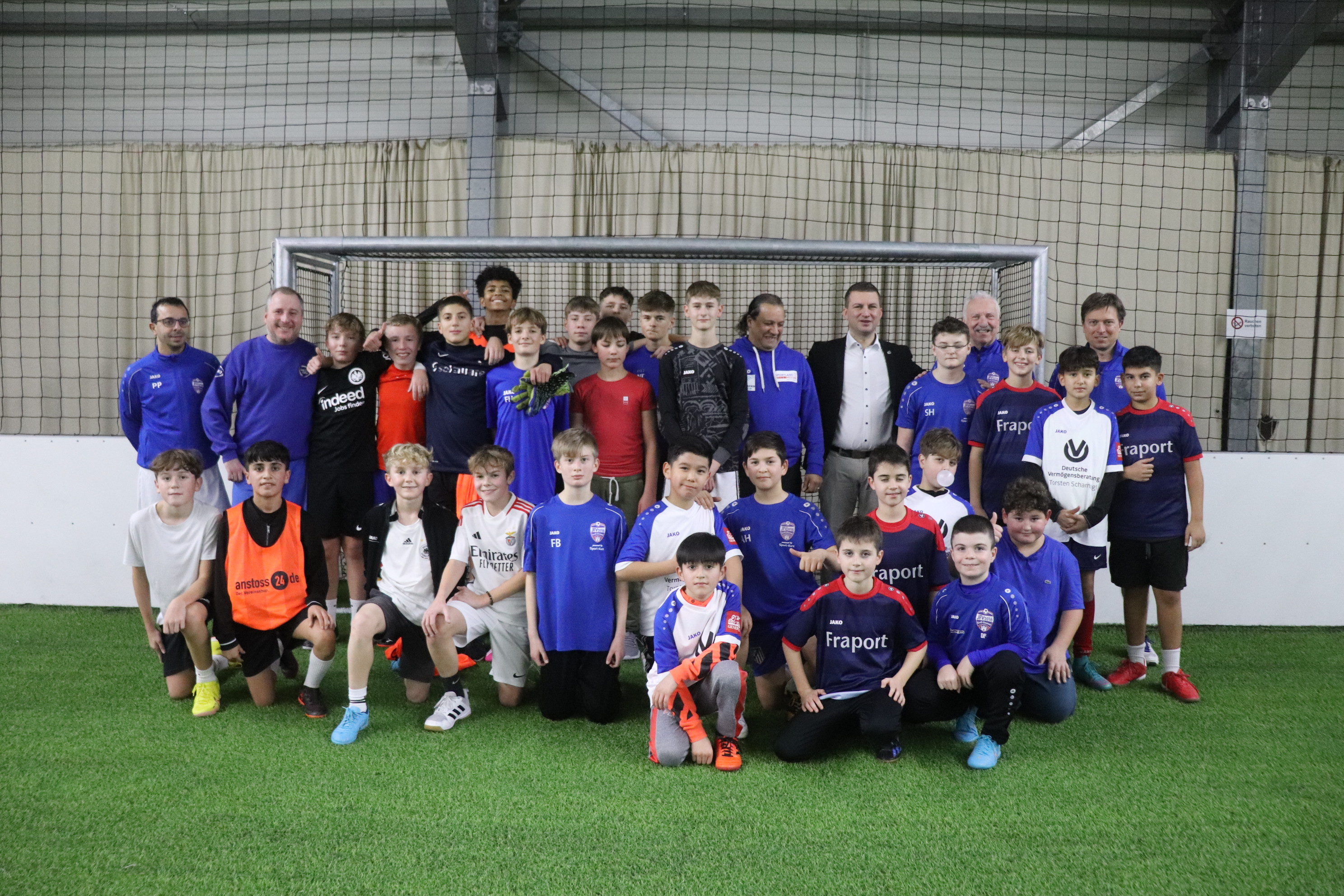 Kicker der D- und C-Jugend des Jugendfördervereins JFV 2016 Groß-Umstadt e.V. mit Trainern, dem Vorsitzenden Rolf Lochmann, Bürgermeister René Kirch und Sport-Coach Aziz Mouami