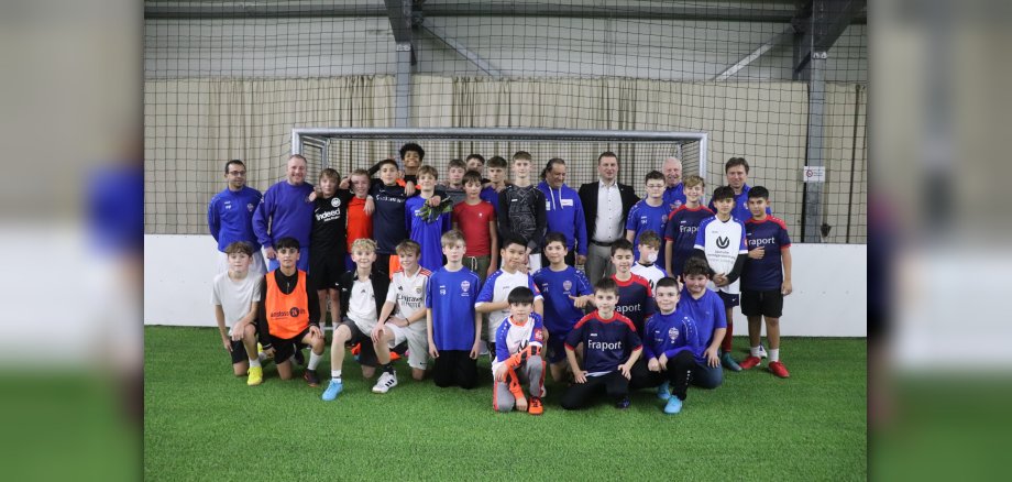 Kicker der D- und C-Jugend des Jugendfördervereins JFV 2016 Groß-Umstadt e.V. mit Trainern, dem Vorsitzenden Rolf Lochmann, Bürgermeister René Kirch und Sport-Coach Aziz Mouami