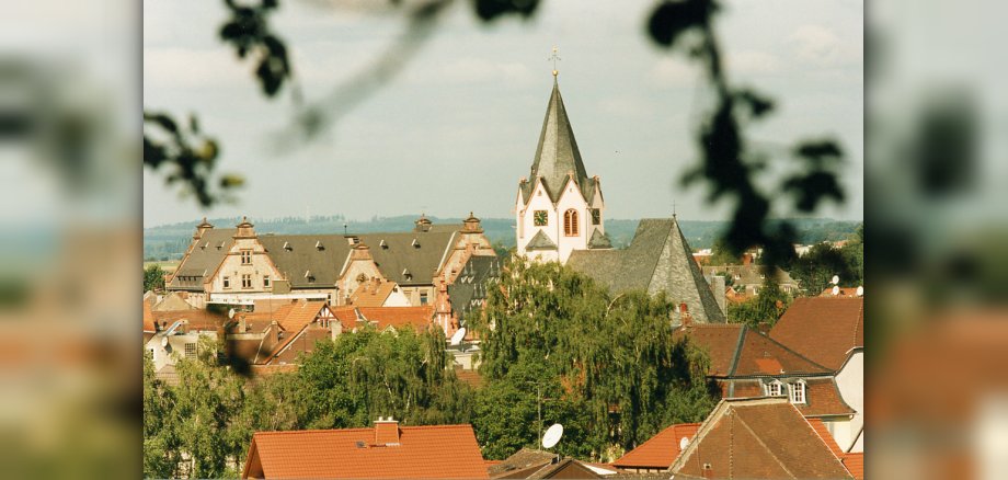 Blick auf die Dächer der Altstadt mit Kirche