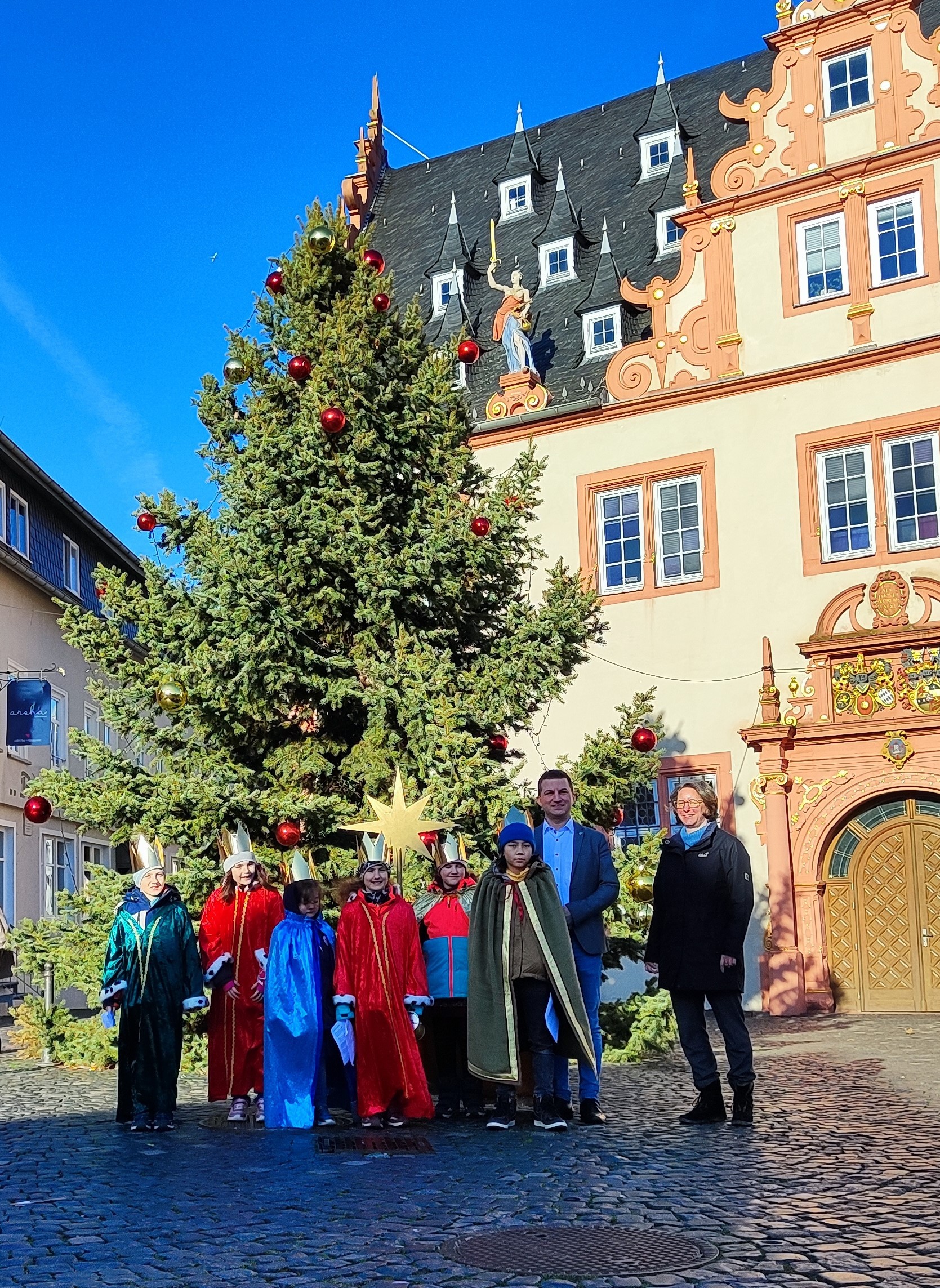 Sternsinger vor dem Rathaus