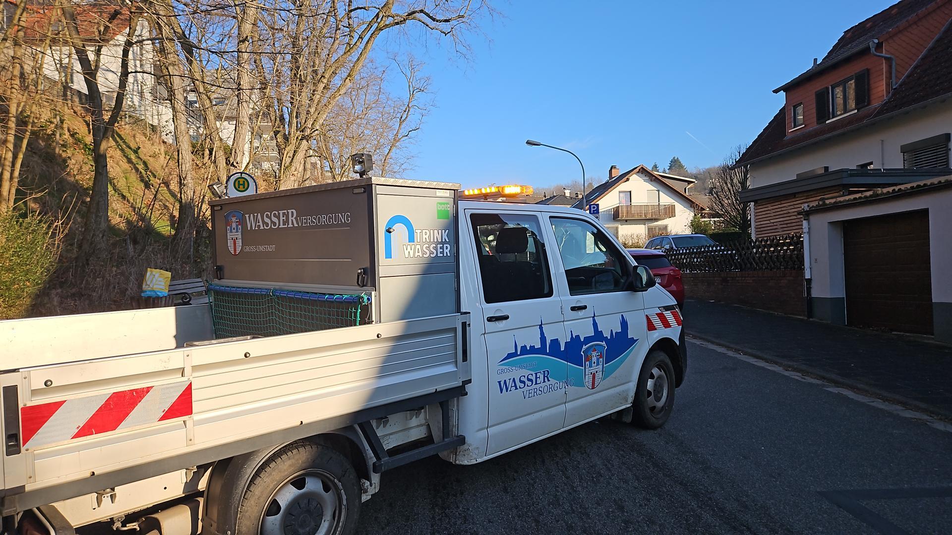 Fahrzeug der Stadtwerke bei Wasserrohrbruch