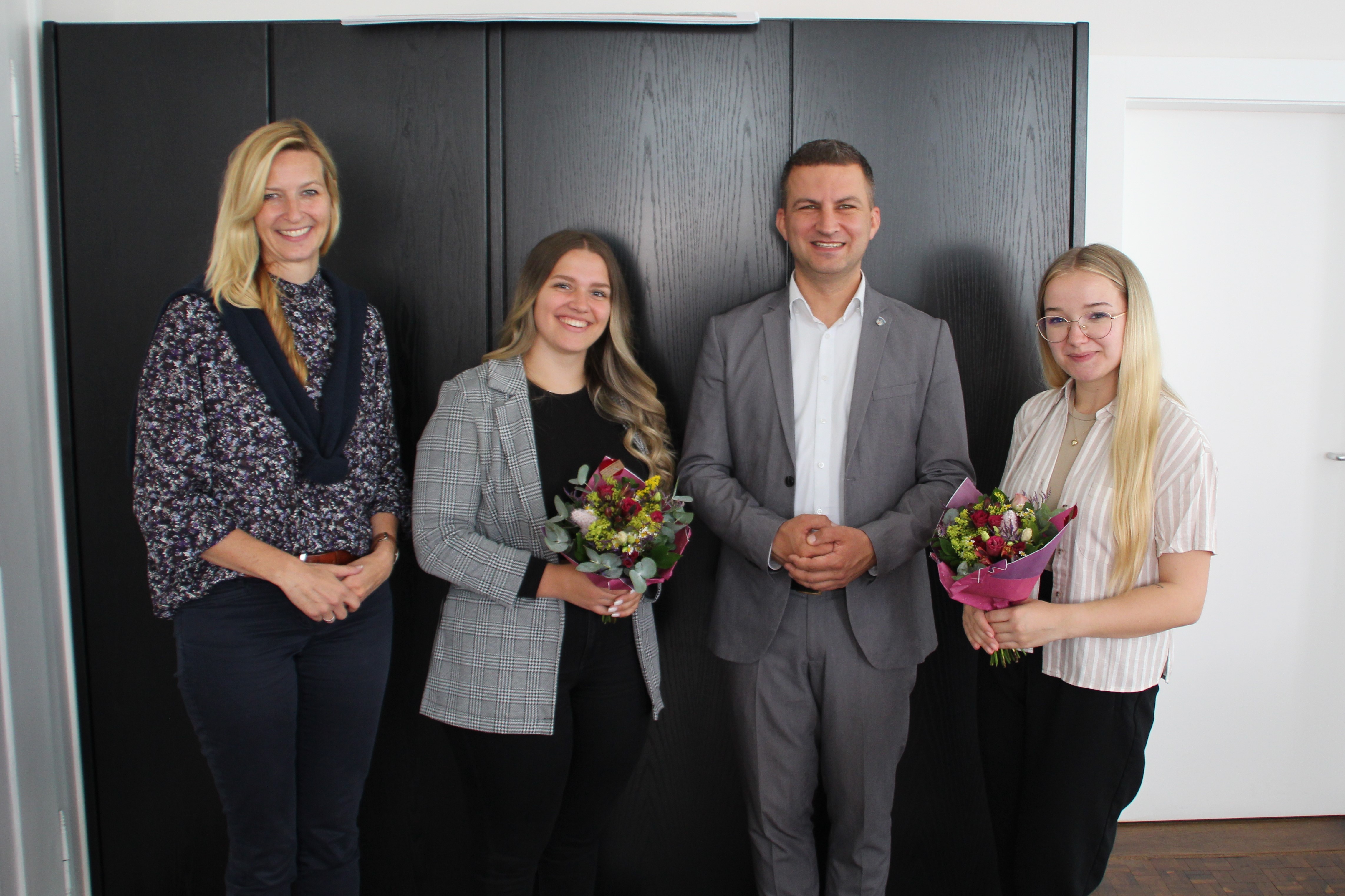 V. l. n. r.: Verwaltungsleitung Geschäftsbereich B Heike Fuhr, Mara Keller, Bürgermeister René Kirch und Kim Kanthak