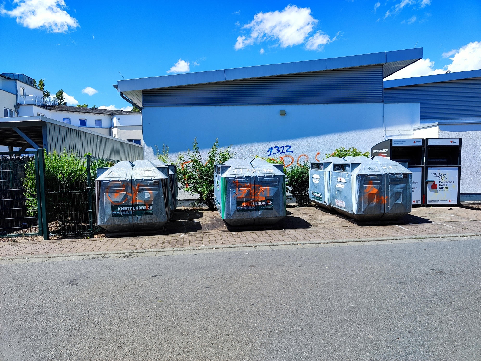 Altglascontainer am REWE Markt in Groß-Umstadt