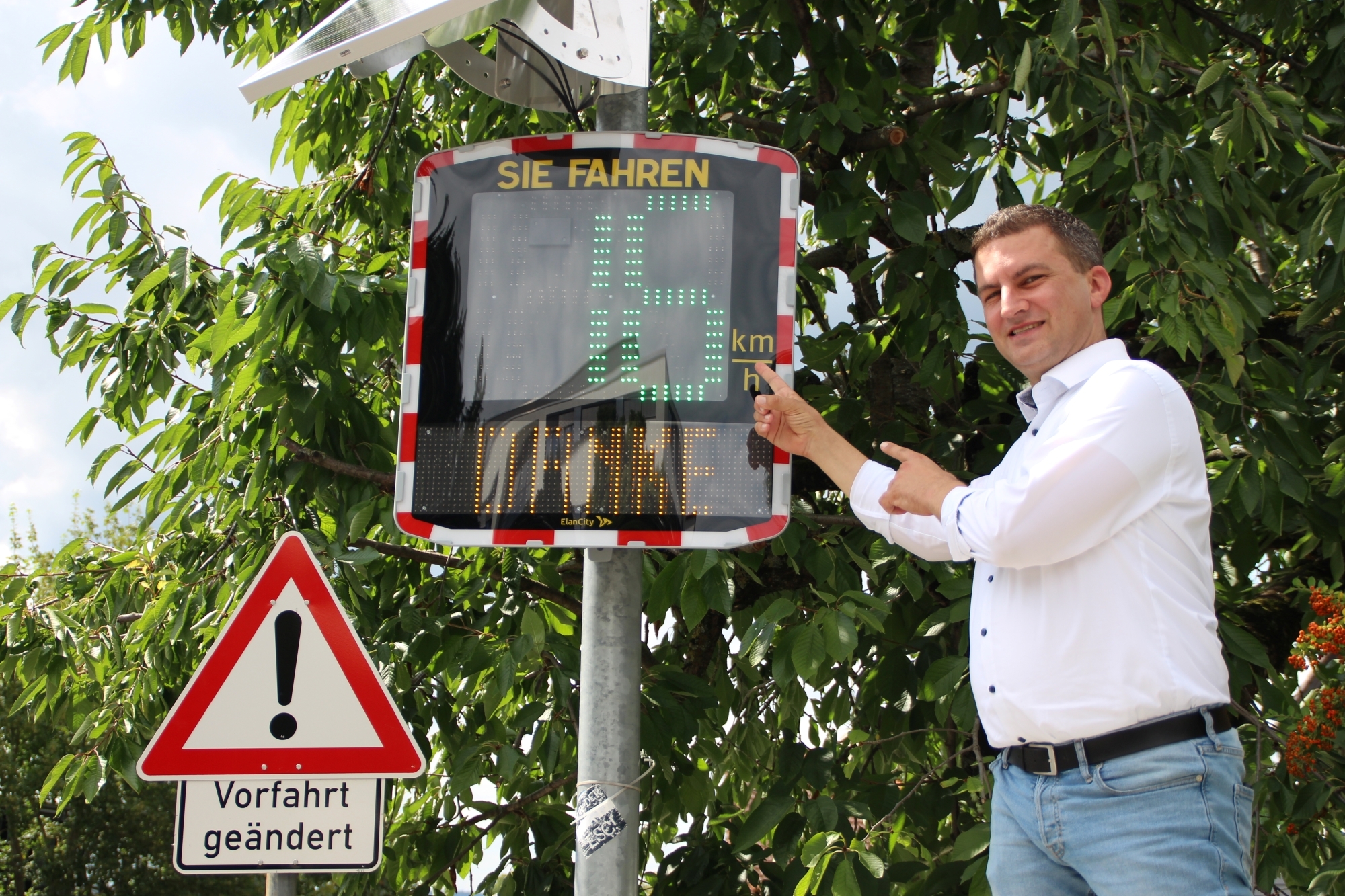 Bürgermeister Kirch präsentiert neue Geschwindigkeitsmessanlage