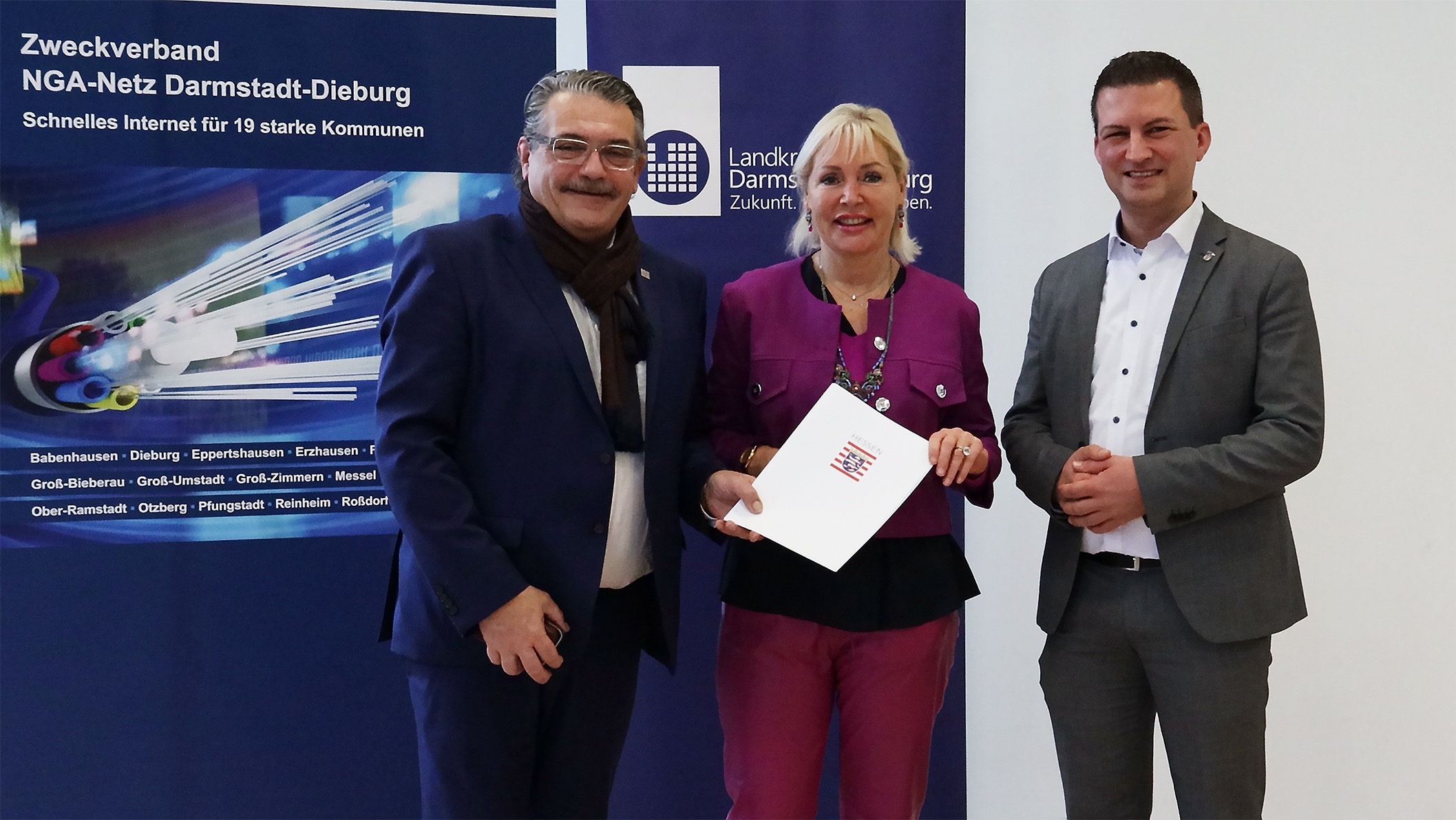 Hessische Digitalministerin Prof. Dr. Kristina Sinemus übergibt Förderbescheid an Landrat Klaus Peter Schellhaas und Bürgermeister René Kirch