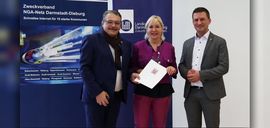 Hessische Digitalministerin Prof. Dr. Kristina Sinemus übergibt Förderbescheid an Landrat Klaus Peter Schellhaas und Bürgermeister René Kirch