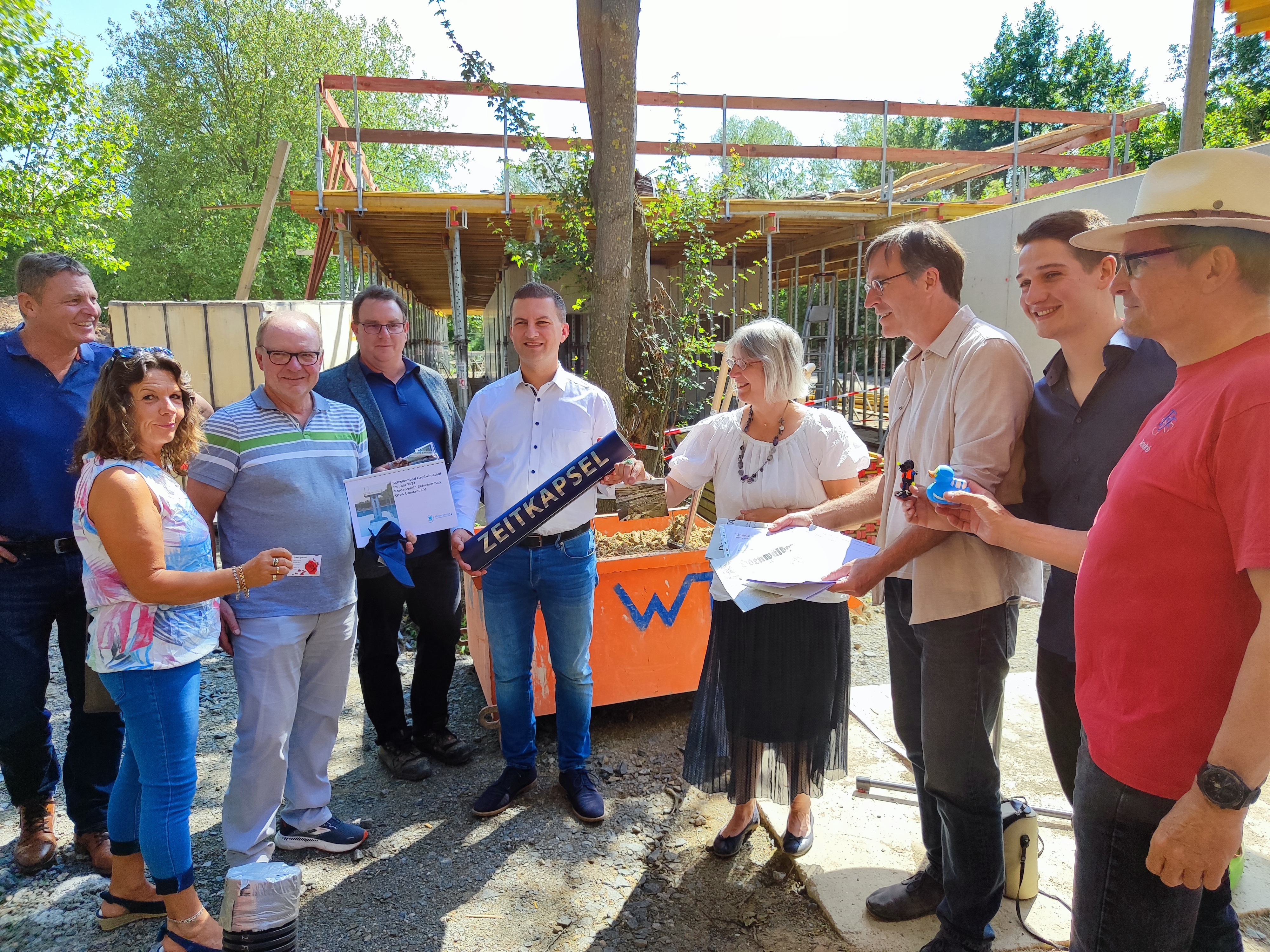Grundsteinlegung im Schwimmbad - Versenkung der Zeitkapsel