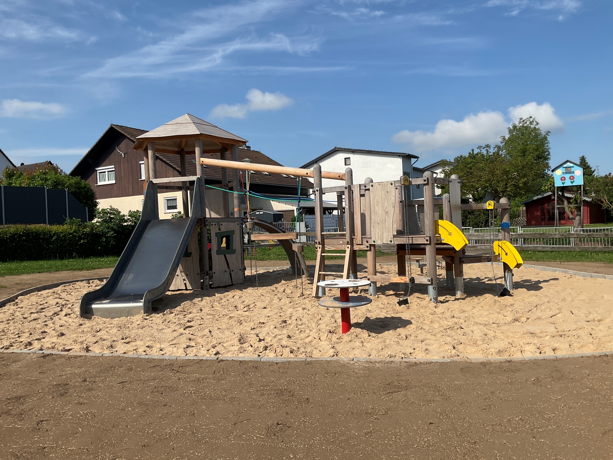 Spielplatz in Kleestadt mit neuer Gerätekombination