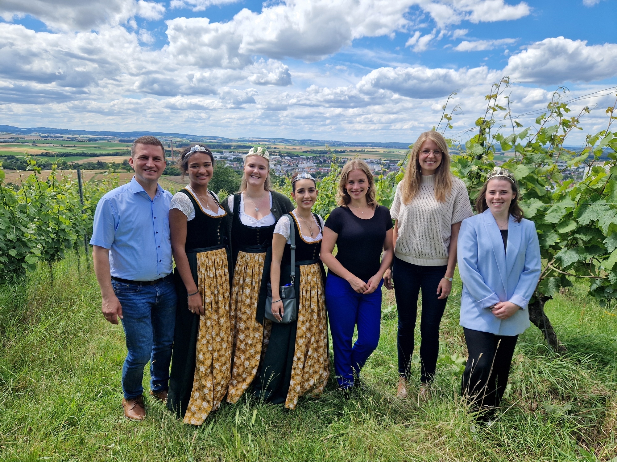 v. l. n. r.: Bürgermeister René Kirch, Weinprinzessin Nanya, Weinkönigin Bente I., Weinprinzessin Marina, Weinprinzessin Jessica Himmelsbach, Deutsche Weinkönigin Eva Brockmann, Gebietsweinkönigin Katja Simon