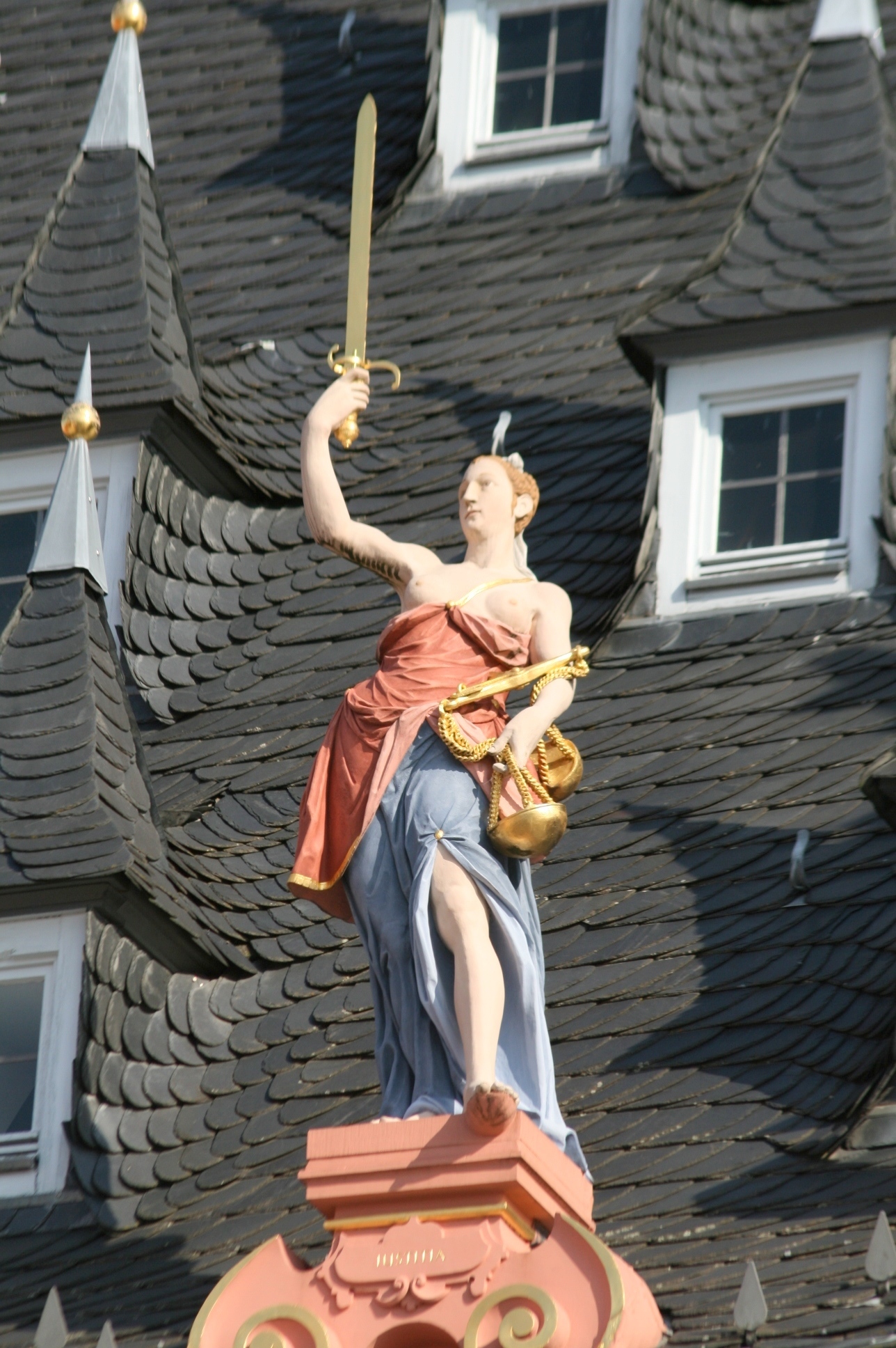 Figur der Justitia auf dem Dach des Rathauses