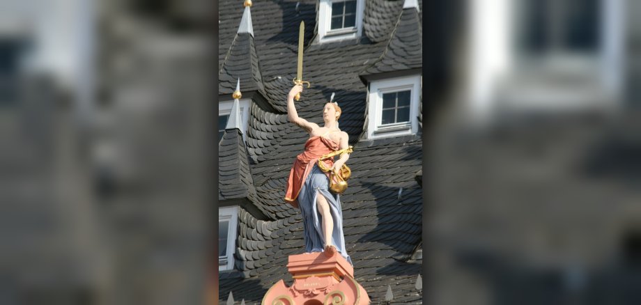 Figur der Justitia auf dem Dach des Rathauses