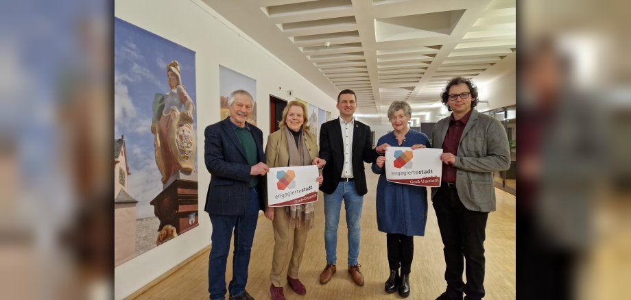 von links nach rechts: Dr. Klaus Dummel, Dr. Margarete Sauer, Bürgermeister René Kirch, Rosemarie Mahlstedt und Sven Müller von den Bücherraben