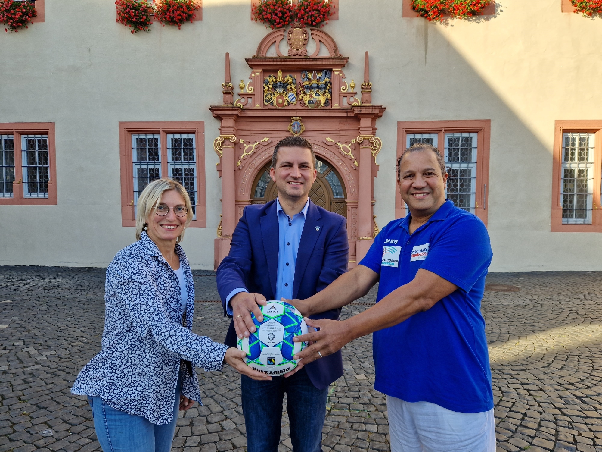 v. l. n. r. Natalie Frank, Bürgermeister René Kirch, Abdelaziz Mouami