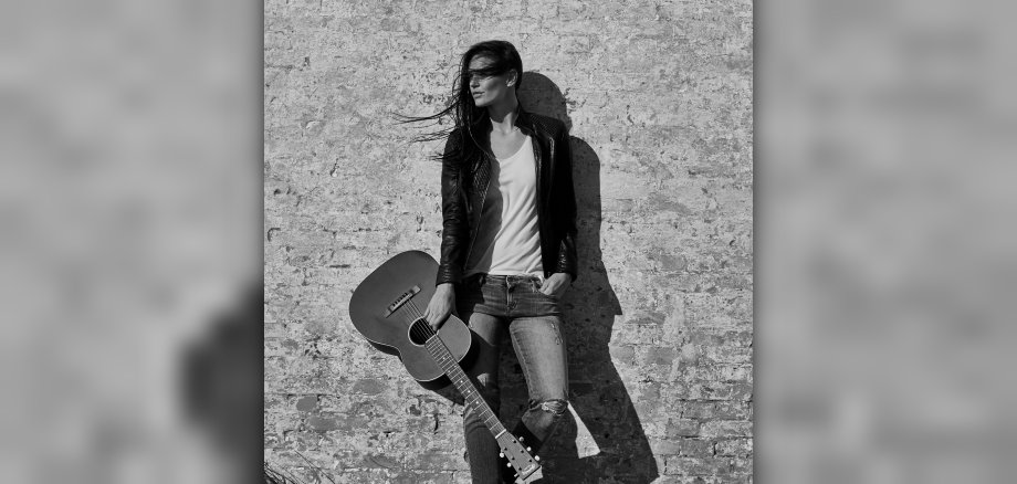 Susan Wolf mit Gitarre