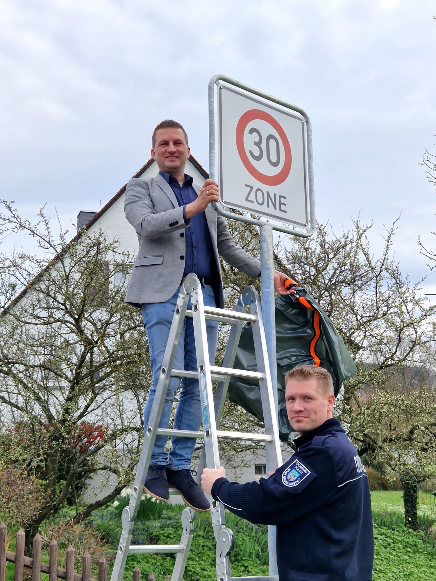 Bürgermeister Kirch enthüllt Zone 30 Schild