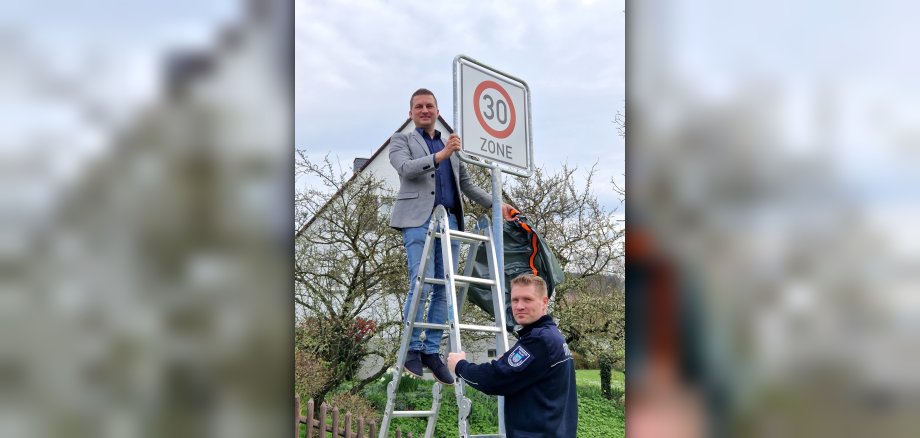 Bürgermeister Kirch enthüllt Zone 30 Schild