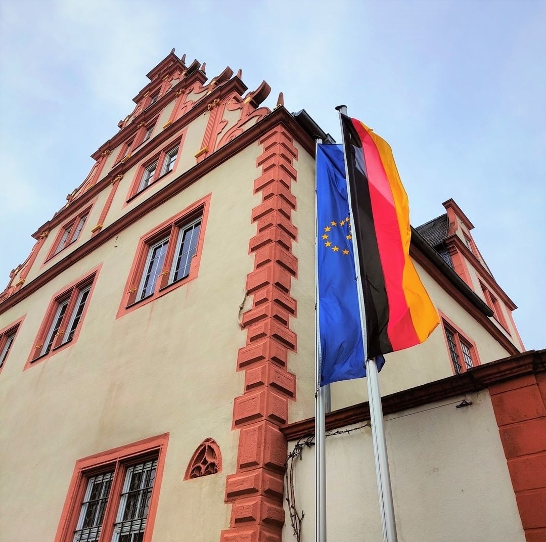 Rathaus mit Flagge