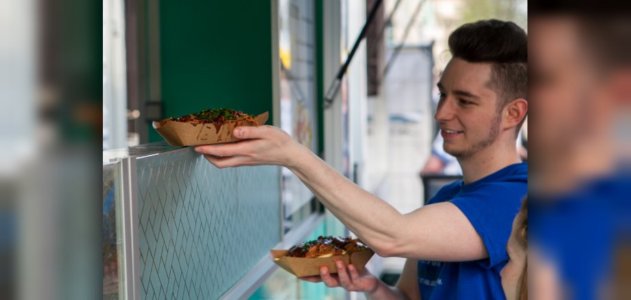 Food und Music Festival - Essensausgabe