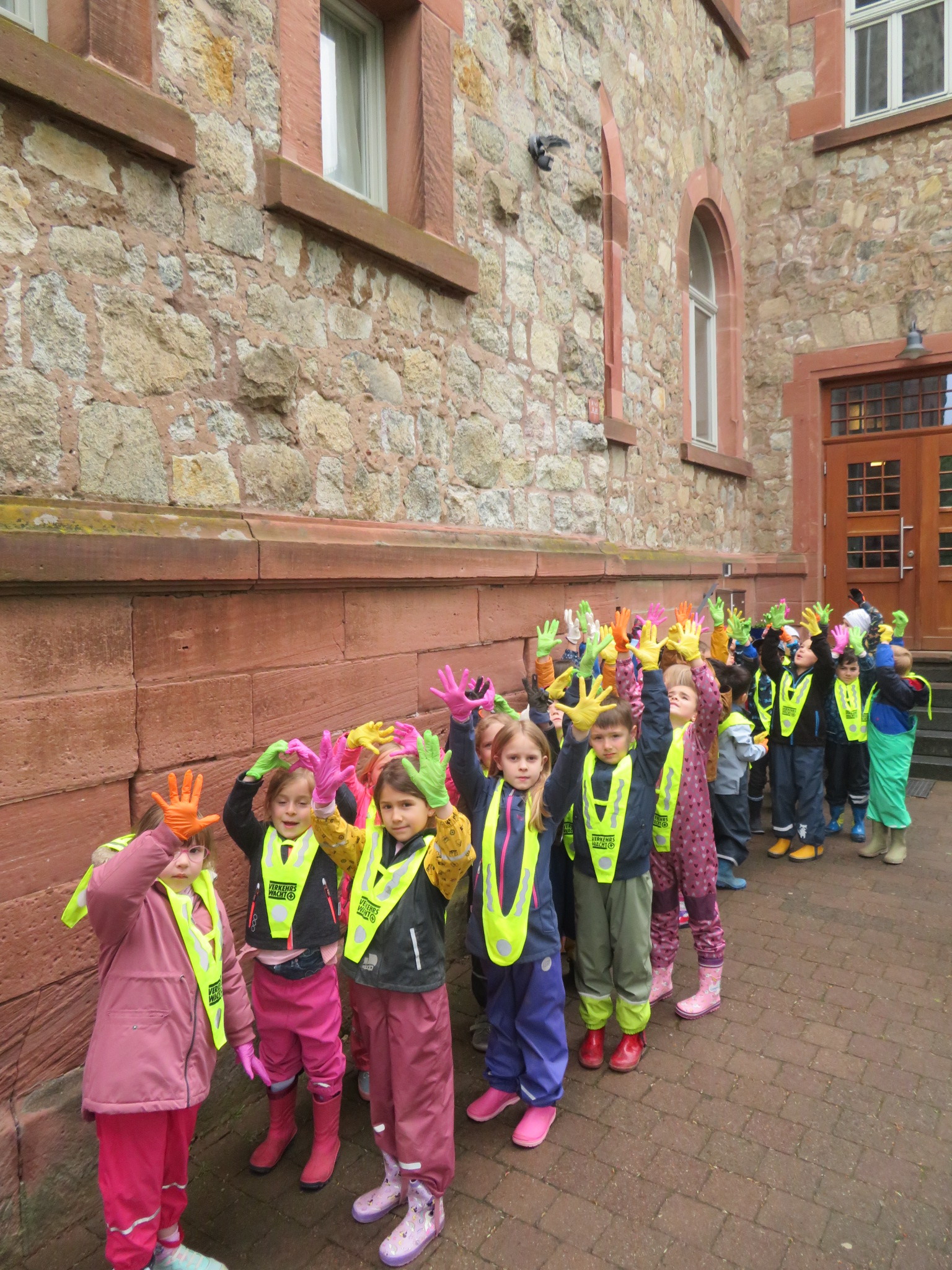 Kita-Kinder auf dem Weg zur Müllsammelaktion