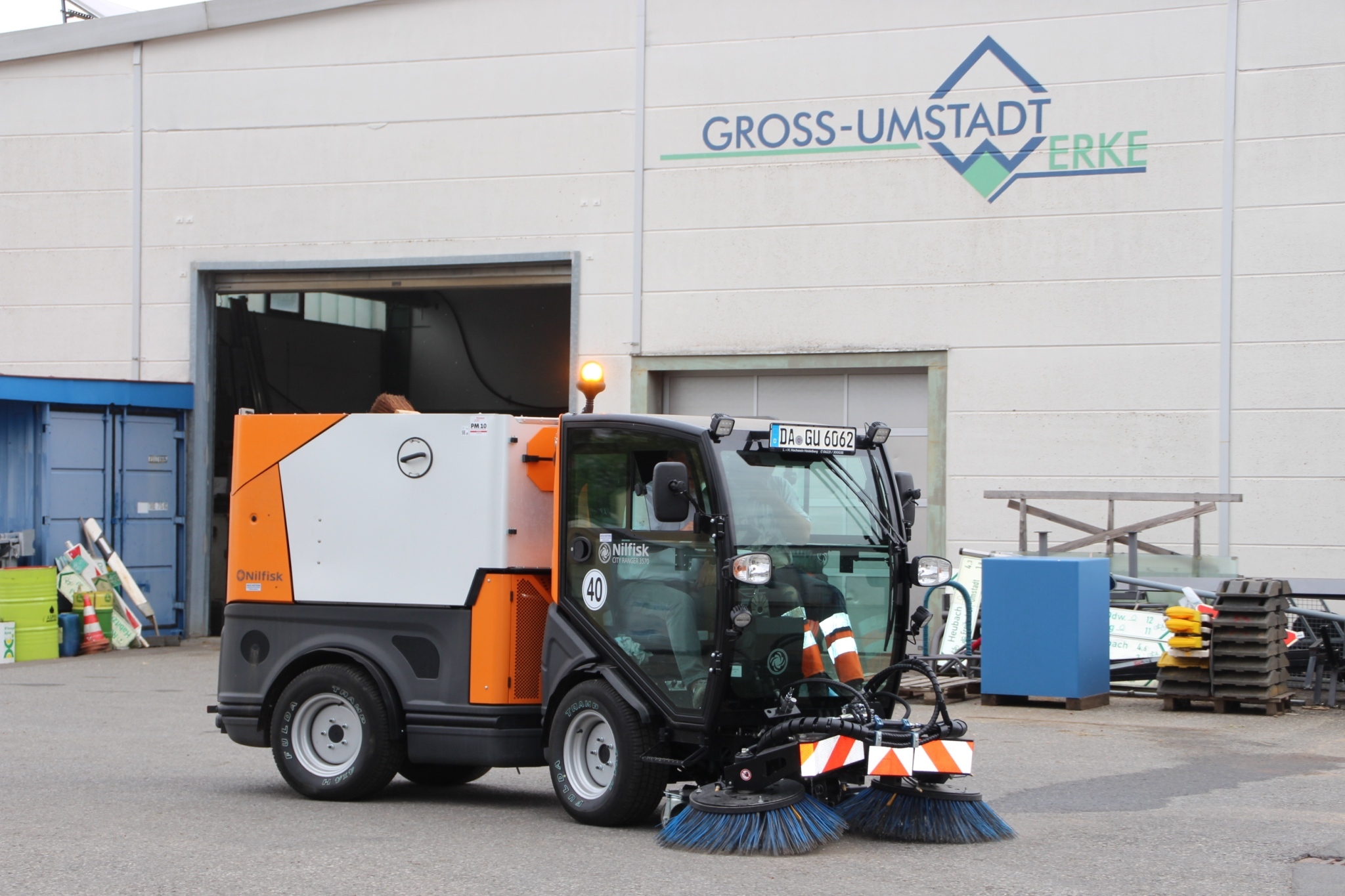 Kehrmaschine vor dem Baubetriebshof