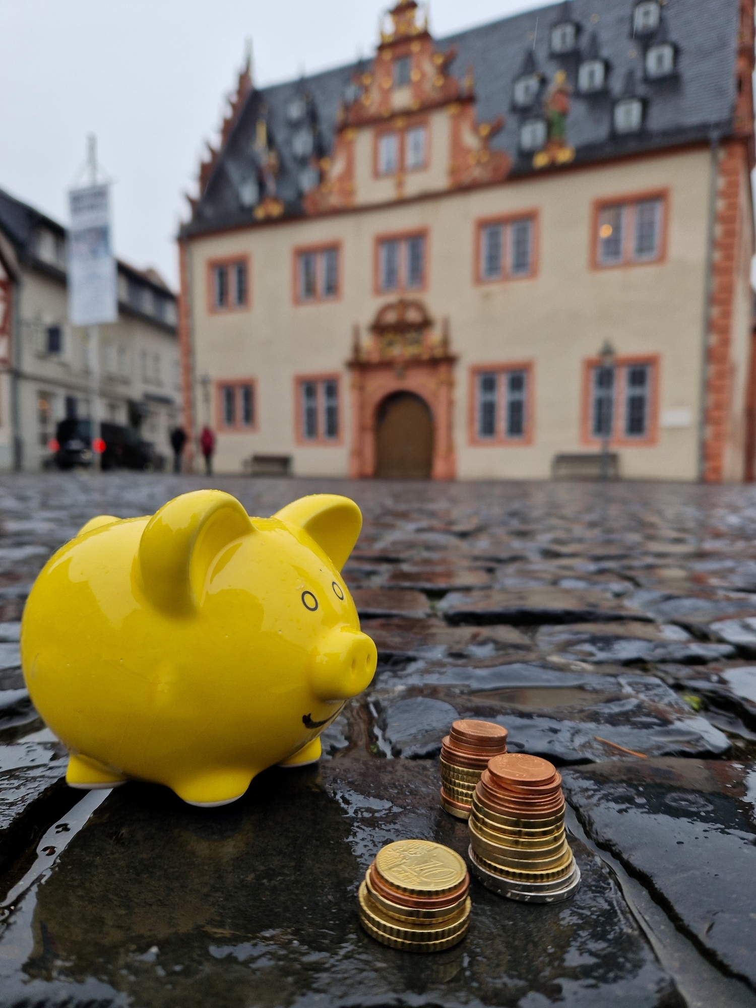 Sparschwein mit Kleingeld auf Marktplatz vor Rathaus Groß-Umstadt