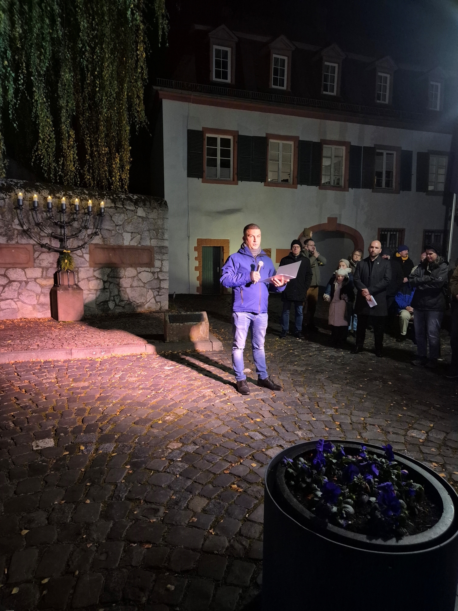 Gedenkfeier vor Menora