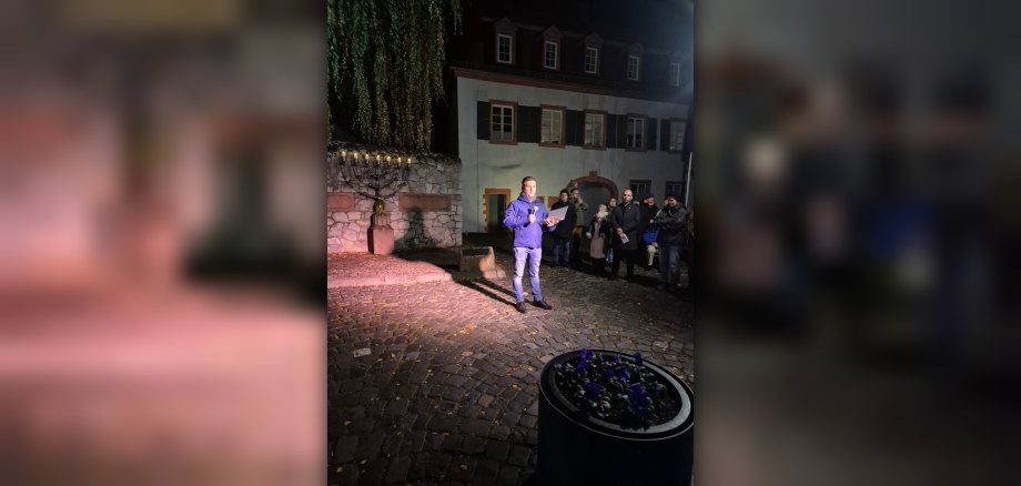 Gedenkfeier vor Menora