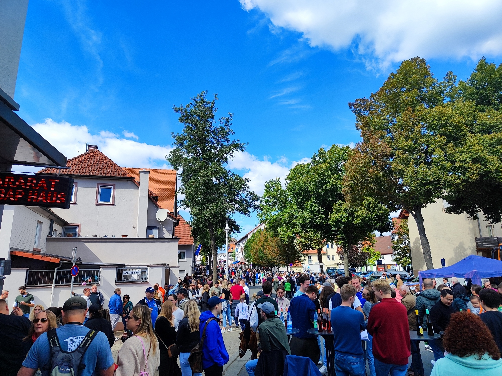 Volle Straßen bei Festumzug