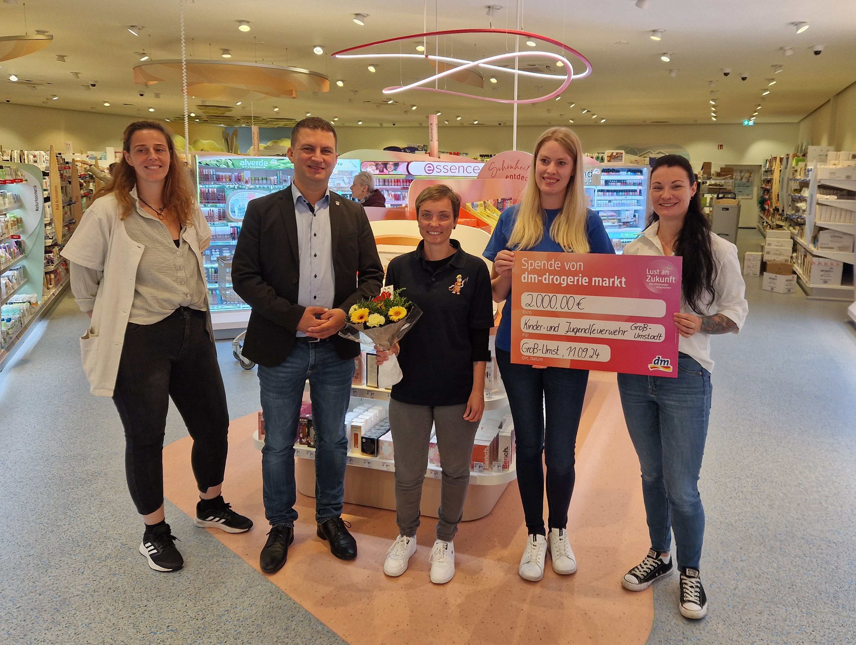 Spendenübergabe 2000 Euro von dm an Bürgermeister und Feuerwehr