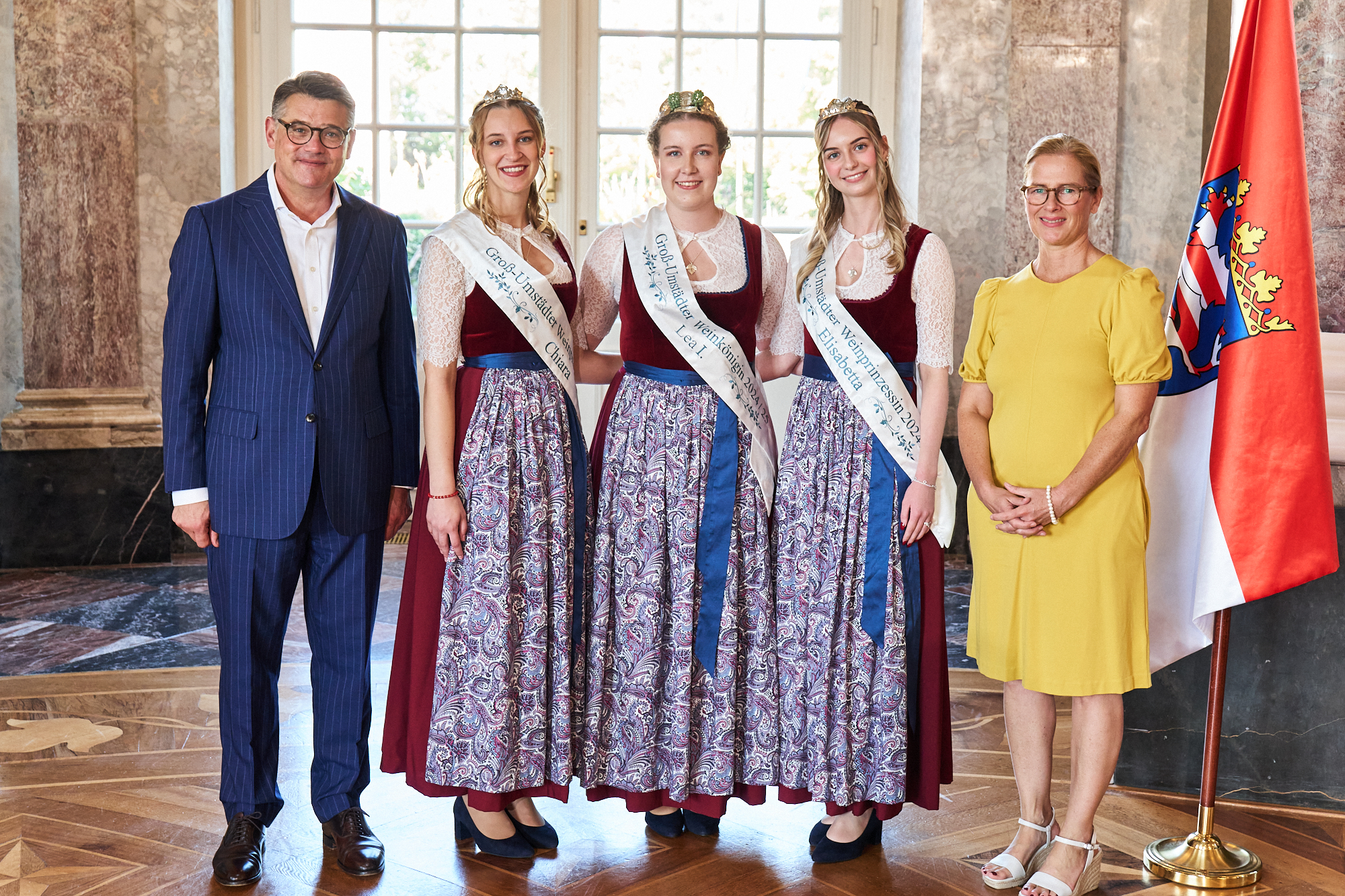 Ministerpräsident Boris Rhein empfängt gemeinsam mit seiner Frau Tanja Raab-Rhein die Groß-Umstädter Weinhoheiten, Weinkönigin Lea und die Weinprinzessinnen Elisabetta und Chiara im Wiesbadener Schloss Biebrich; Lea Siegler, Elisabetta Schadt und Chiara Fischer