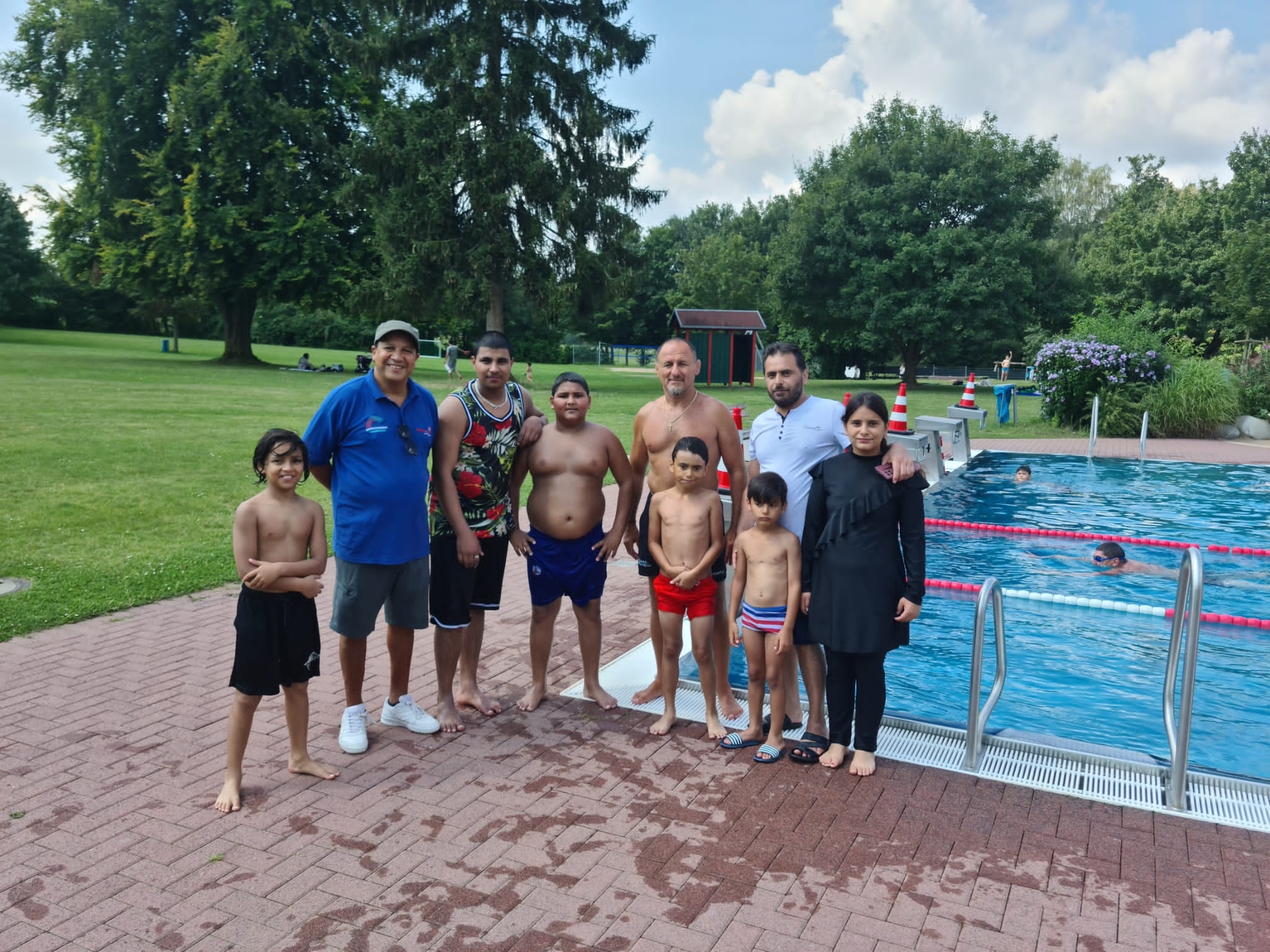 Leitung und Teilnehmende des integrativen Schwimmkurses