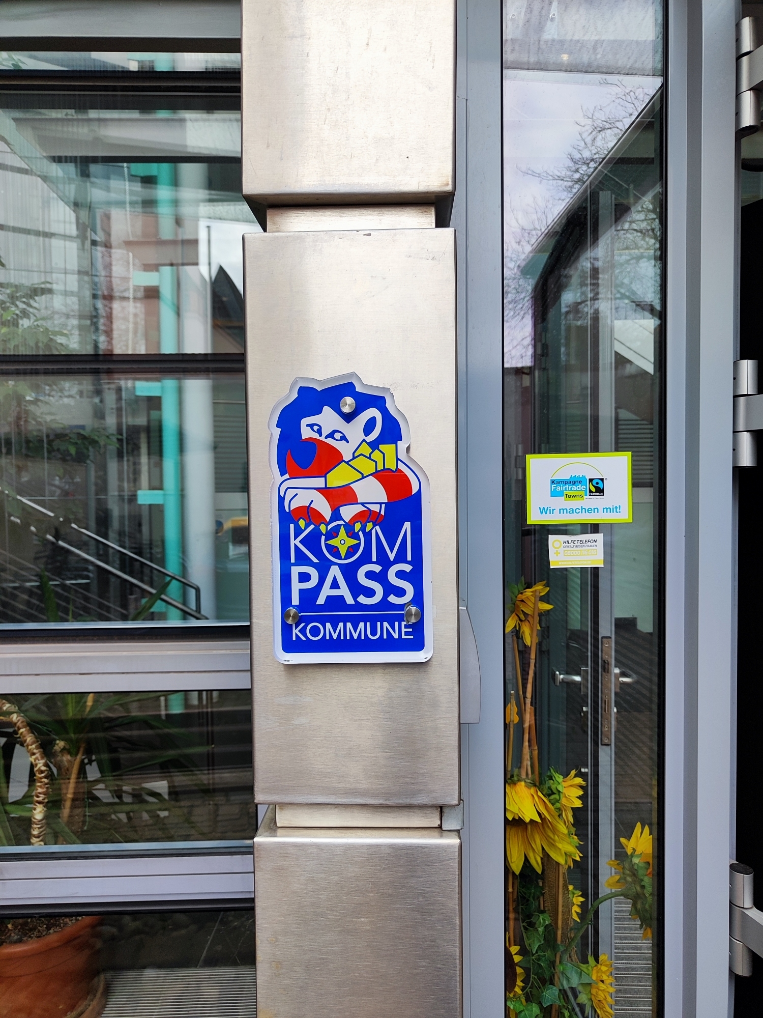 KOMPASS Schild an Stadtverwaltung