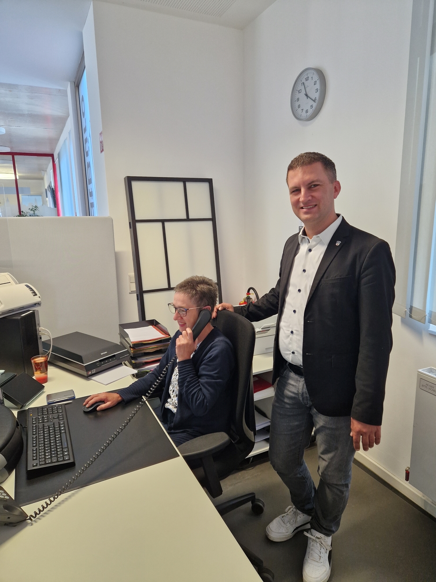 Bürgermeister René Kirch und eine Mitarbeiterin des UmStadtBüros bei der Arbeit