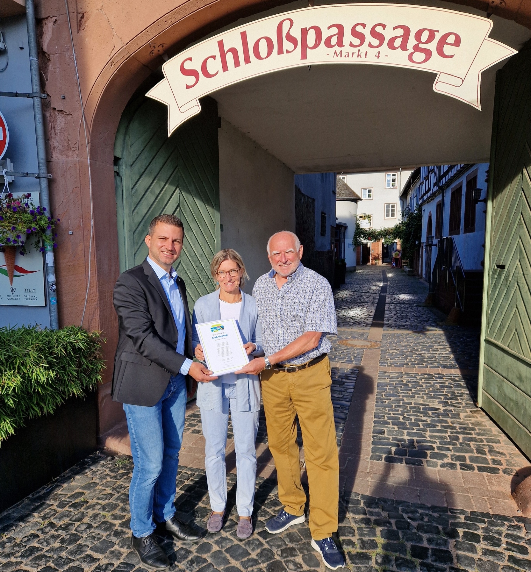 Bürgermeister René Kirch, Verwaltungsmitarbeiterin Natalie Frank und ehemaliger Sprecher des Steuerungskreises Reiner Michaelis in der Schlosspassage